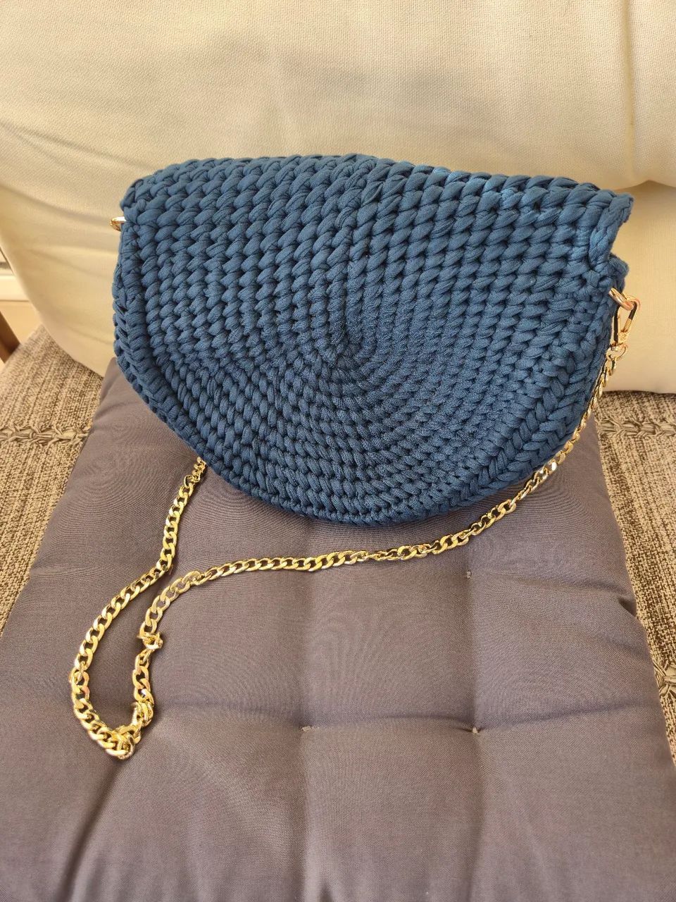 Bolsa fio de malha com corrente dourada - Foto 3