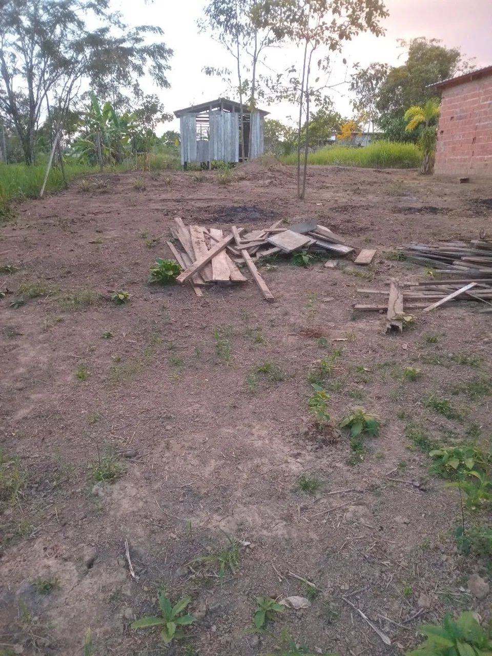 Terreno com casa de madeira inacabada.  - Foto 5