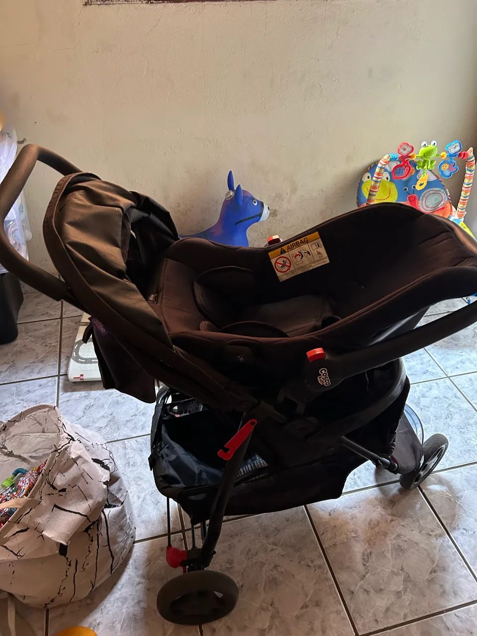 Carrinho de Bebê com Bebê Conforto Cosco Kids - Completo e Conservado
