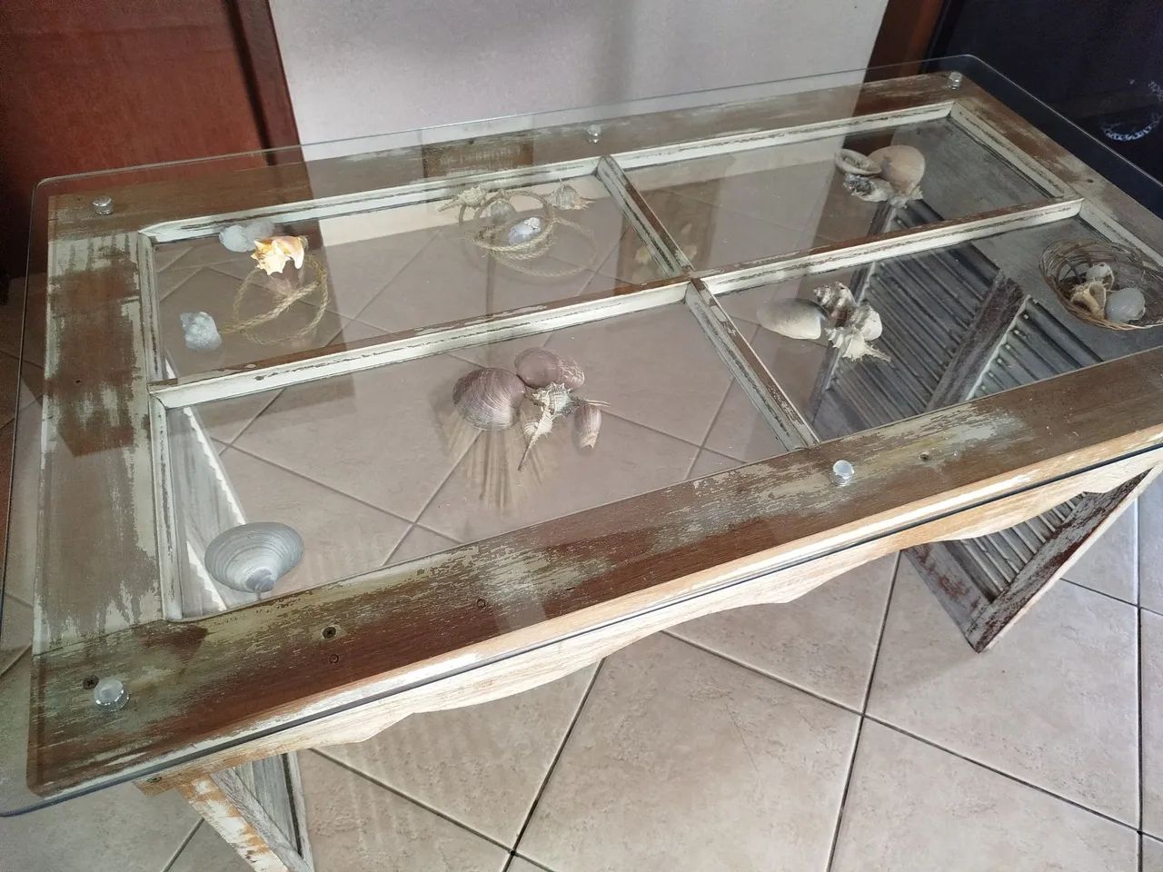 Mesa expositora/aparador de madeira maciça com vidro  - Foto 4