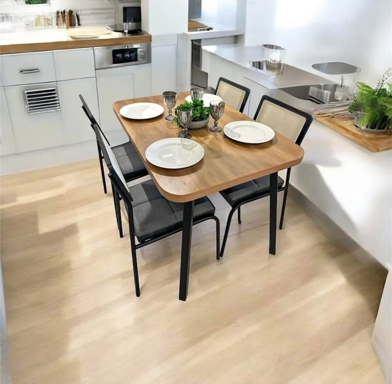 Conjunto de mesa com  4 cadeiras na cor preta entrego e moto