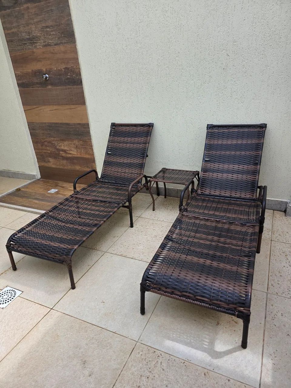 Espreguiçadeiras com mesa e colchonetes - Foto 3