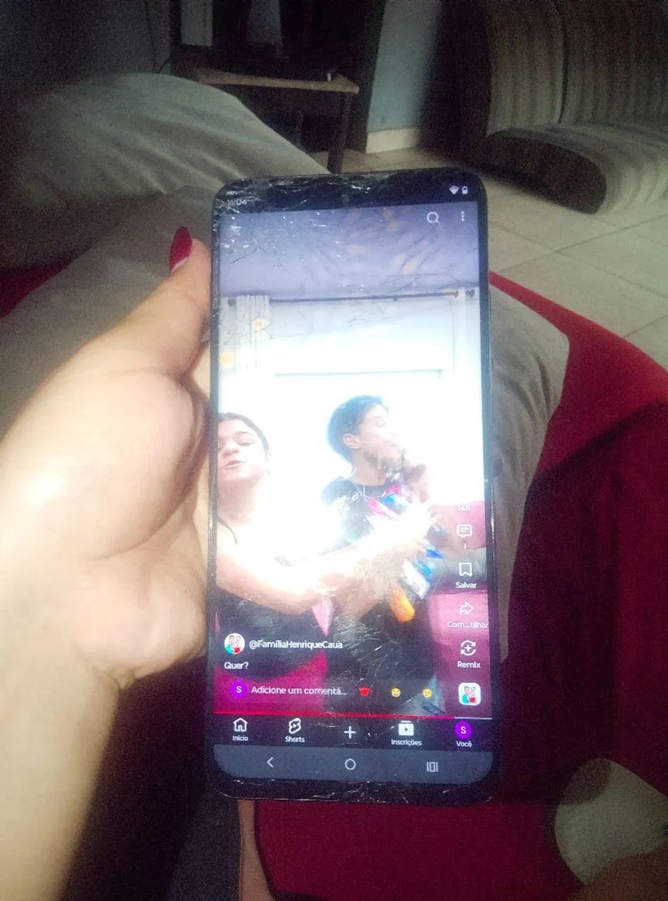Celular muito trincado 