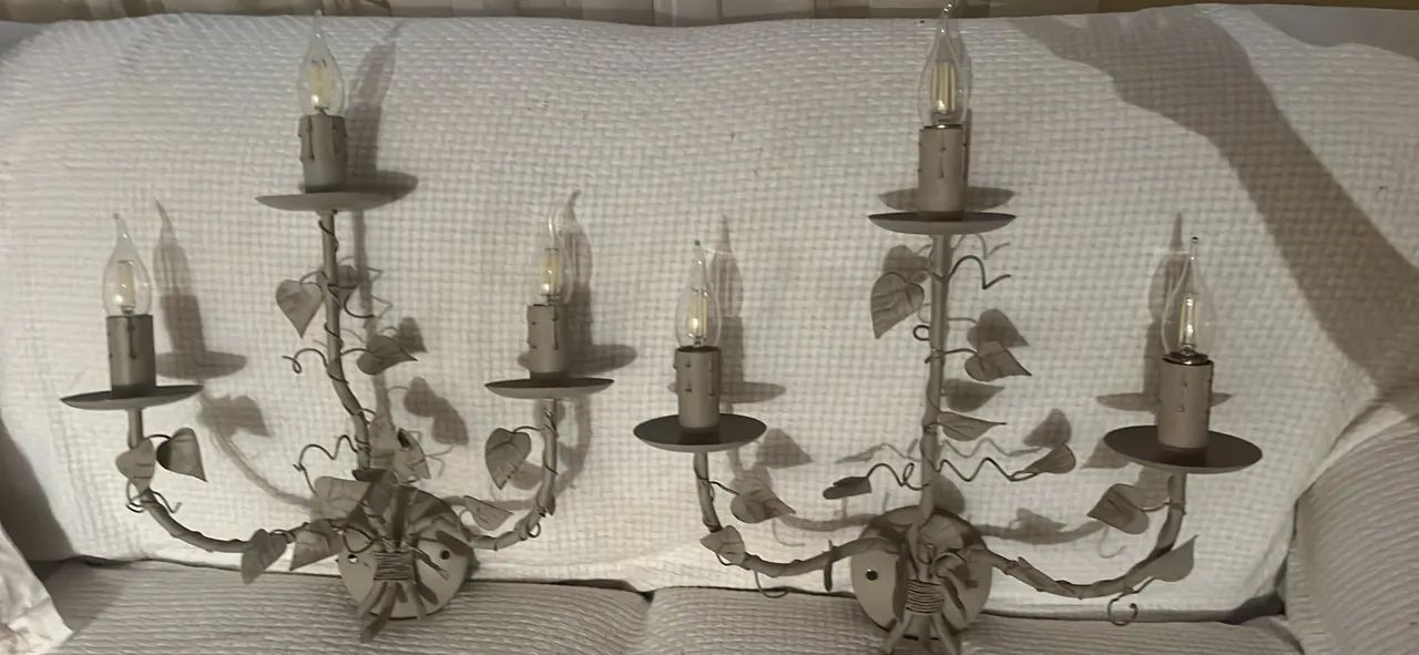 Candelabros com 3 velas cada um 