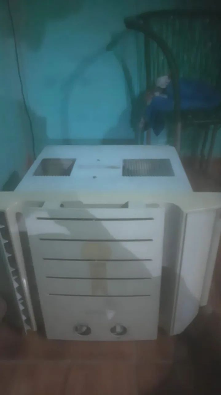 Vendo esse ar condicionado 10mil BTUs funcionando perfeitamente 