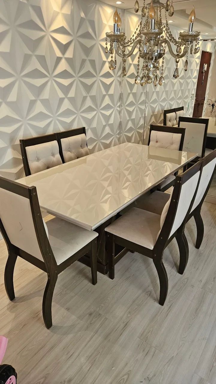Mesa de vidro off white com seis cadeiras.