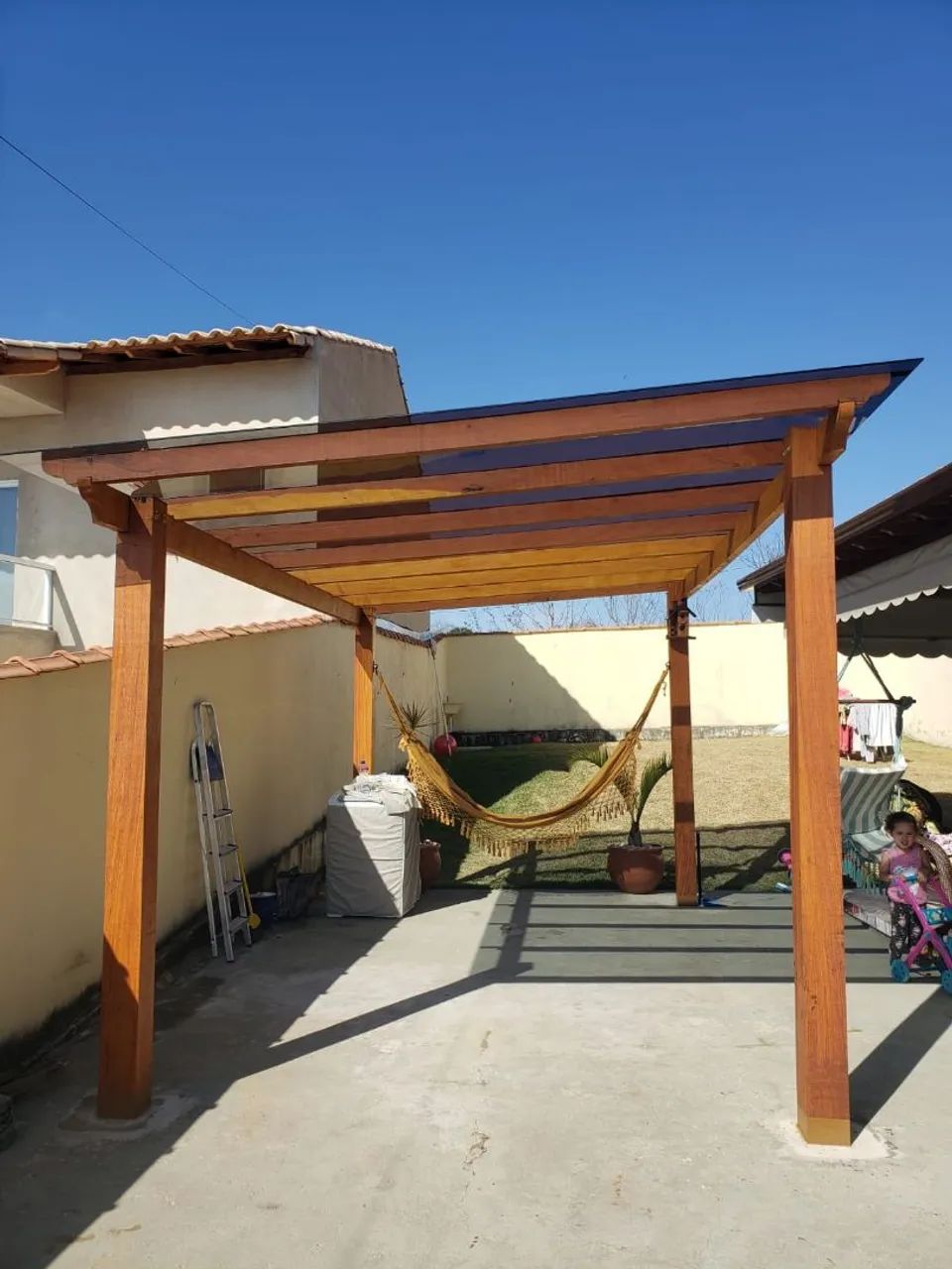Pergolado madeira e vidro