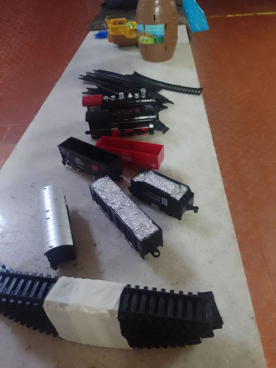 Brinquedos pula pirata e 2  trenzinhos com pilhas - Foto 5