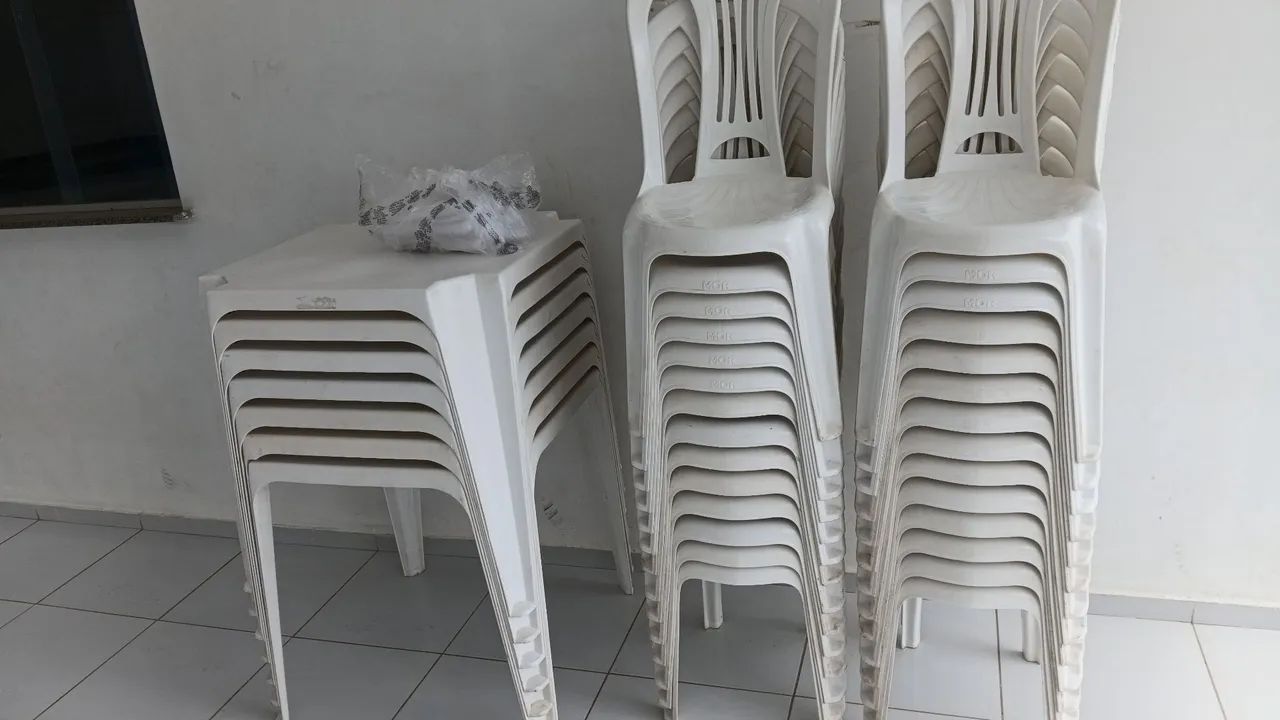 Vendo conjunto mesas com cadeiras novas 182k