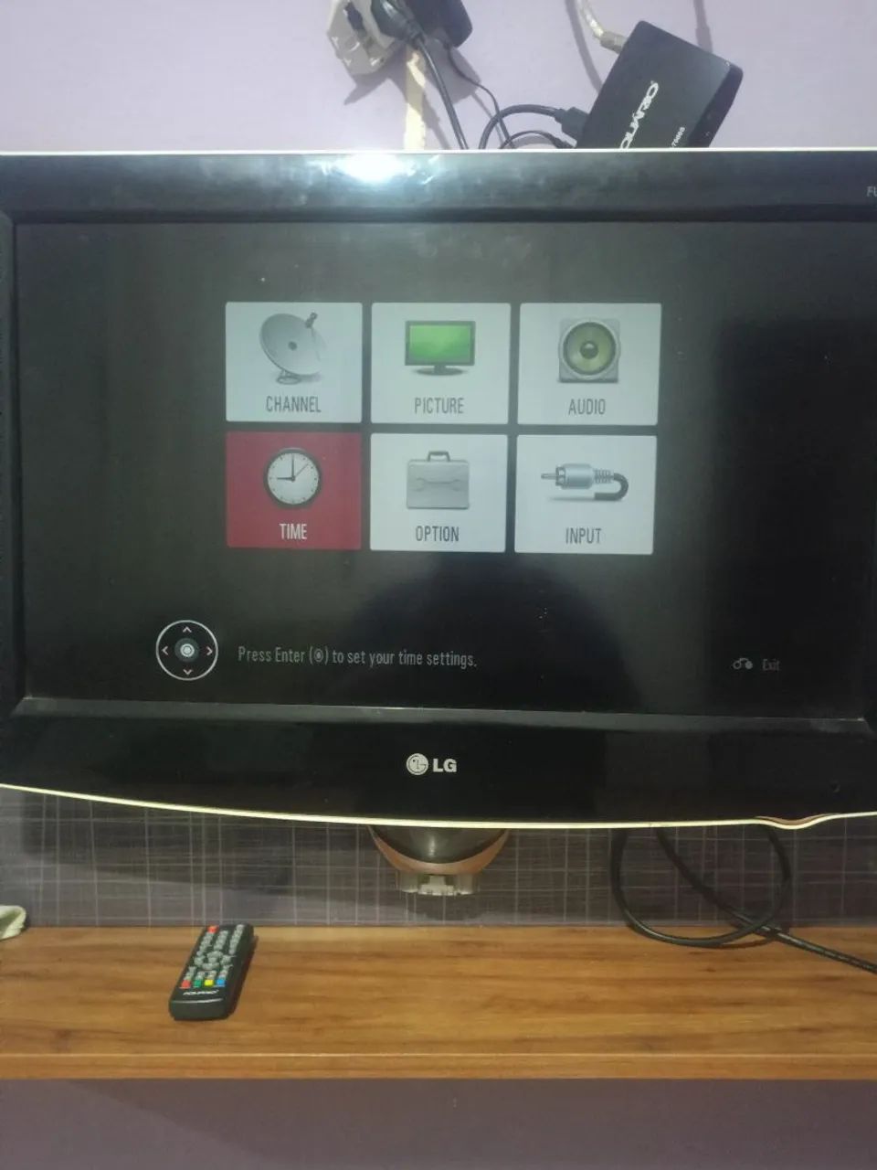 TV LG"NAO É SMART"  32 polegadas ,a TV não tem controle, só o aparelho que vai junto, leia