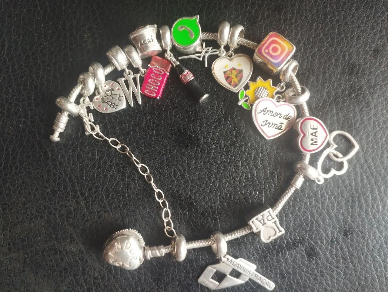 Pulseira de prata Pandora com diversos berloques e pingentes