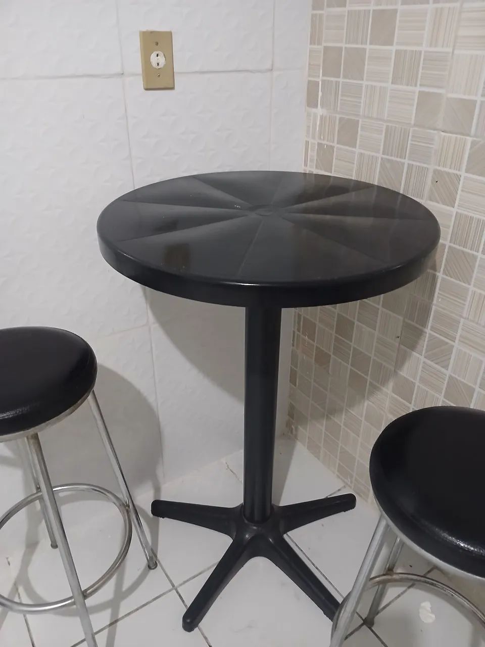 Mesa alta mais banquetas. - Foto 4