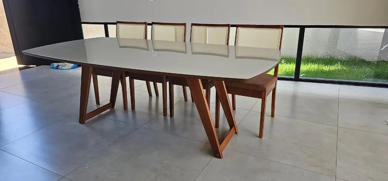 Mesa resistente de madeira maciça 