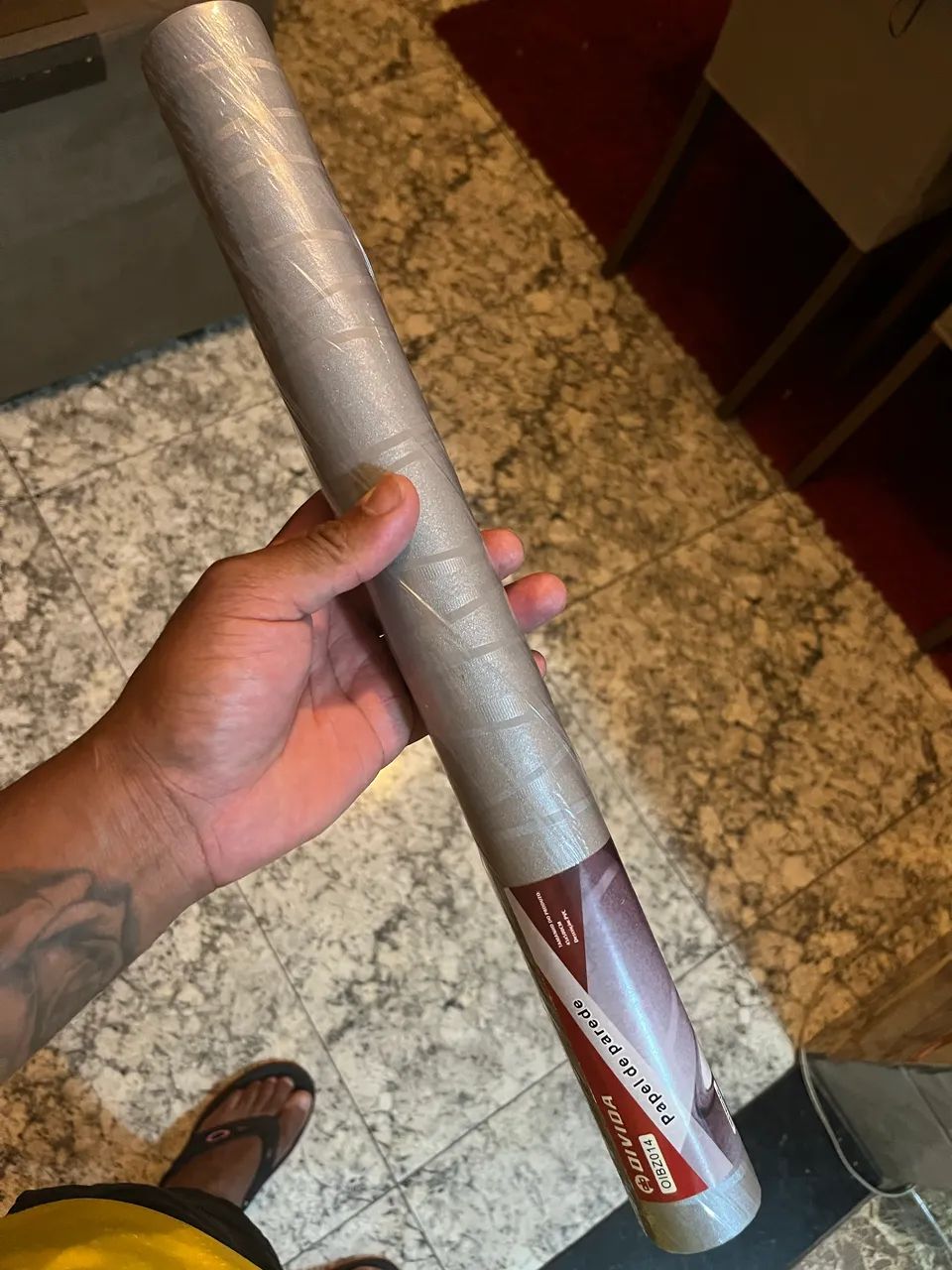 Vendo 2 rolos de papel de parede, cor cinza  - Foto 2