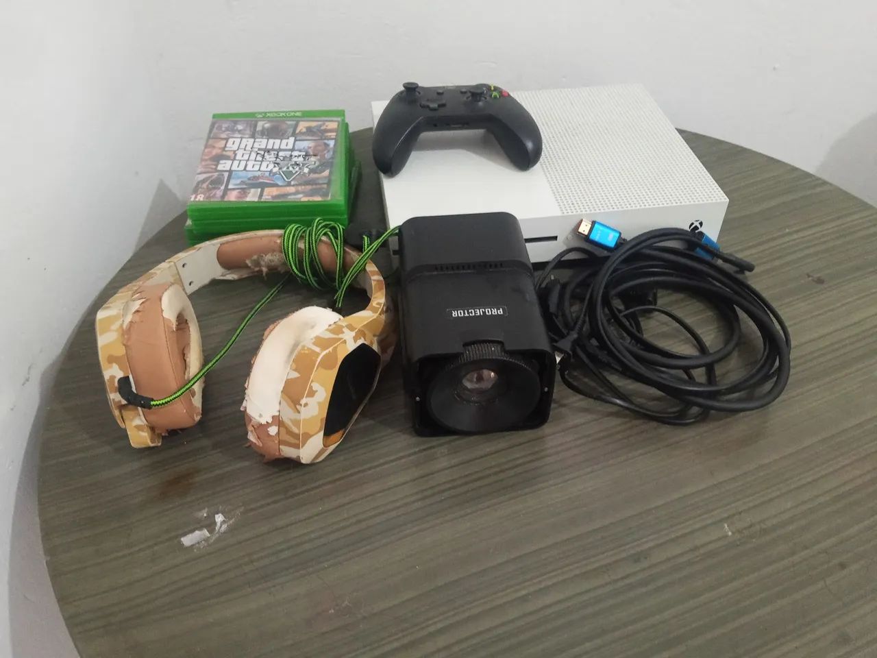 Vende-se Xbox one 1tb e com os cabos e 1 controle - Foto 3