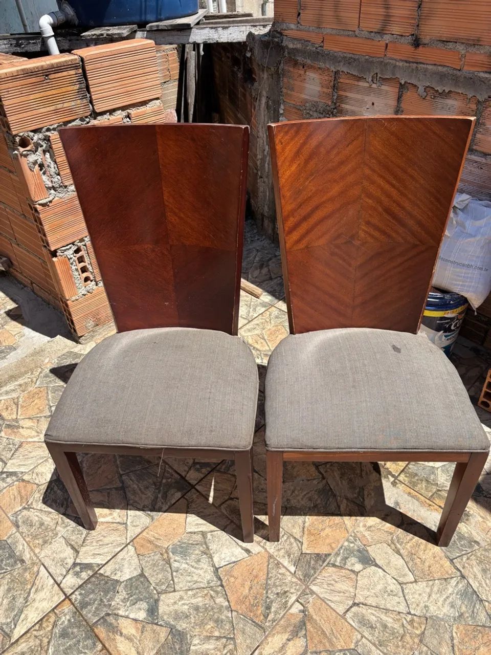 2 Cadeiras de Madeira Confortável