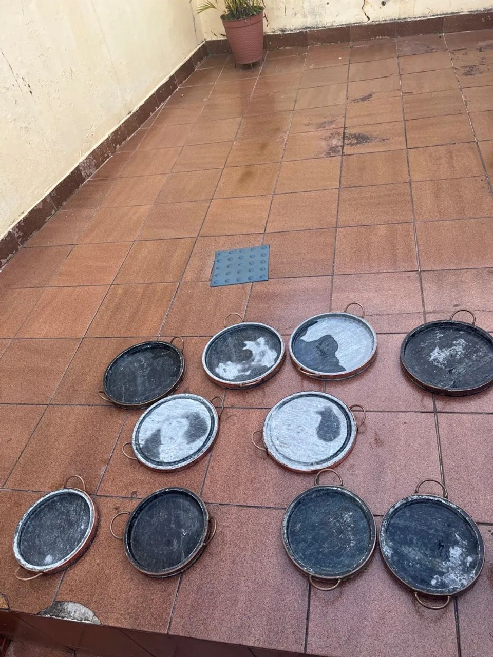 Assadeira em pedra sabao em alça de cobre