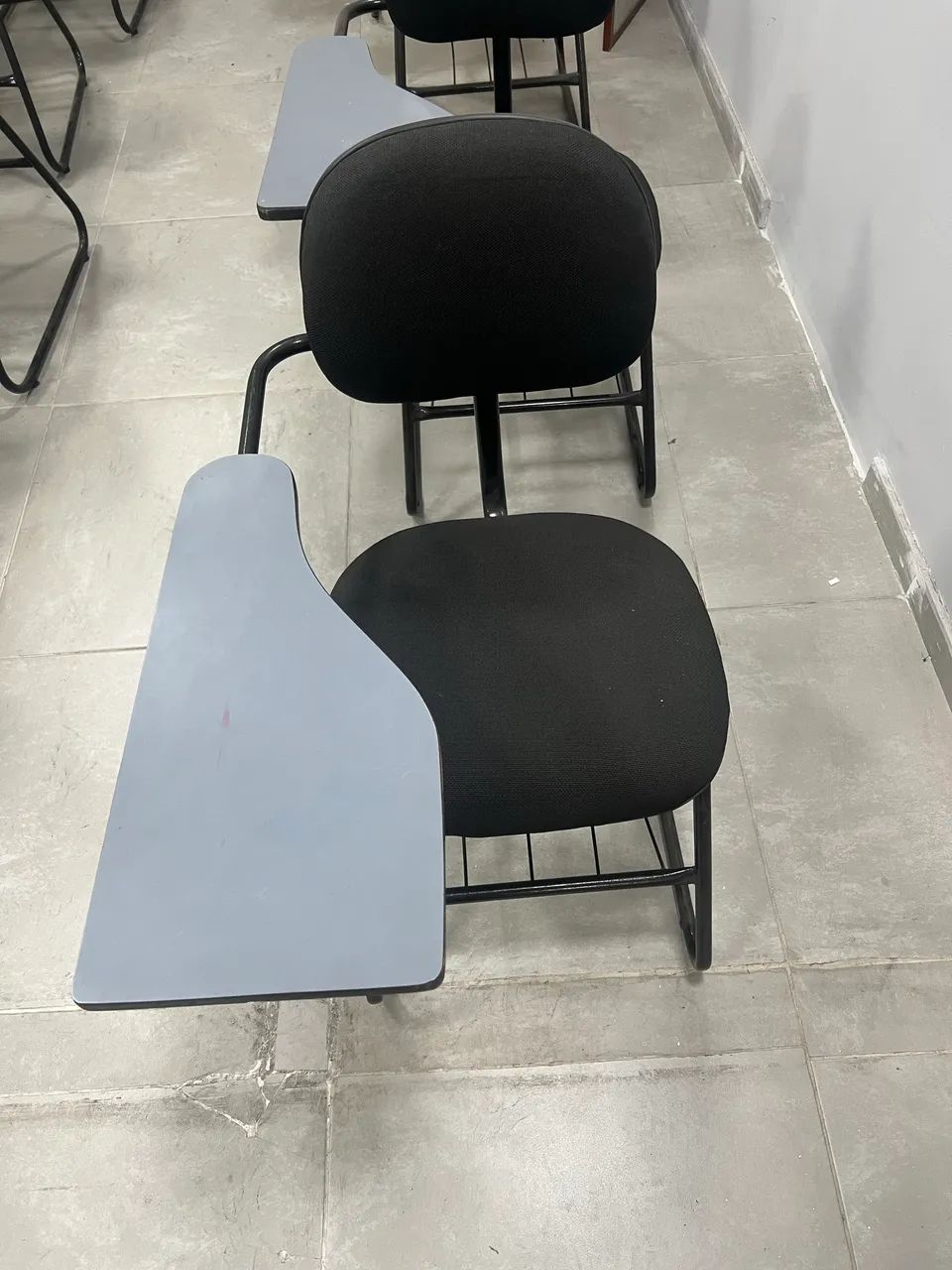 18 Cadeiras Universitárias Estofadas com Prancheta | R$ 160 cada | Aceito Propostas - Foto 5