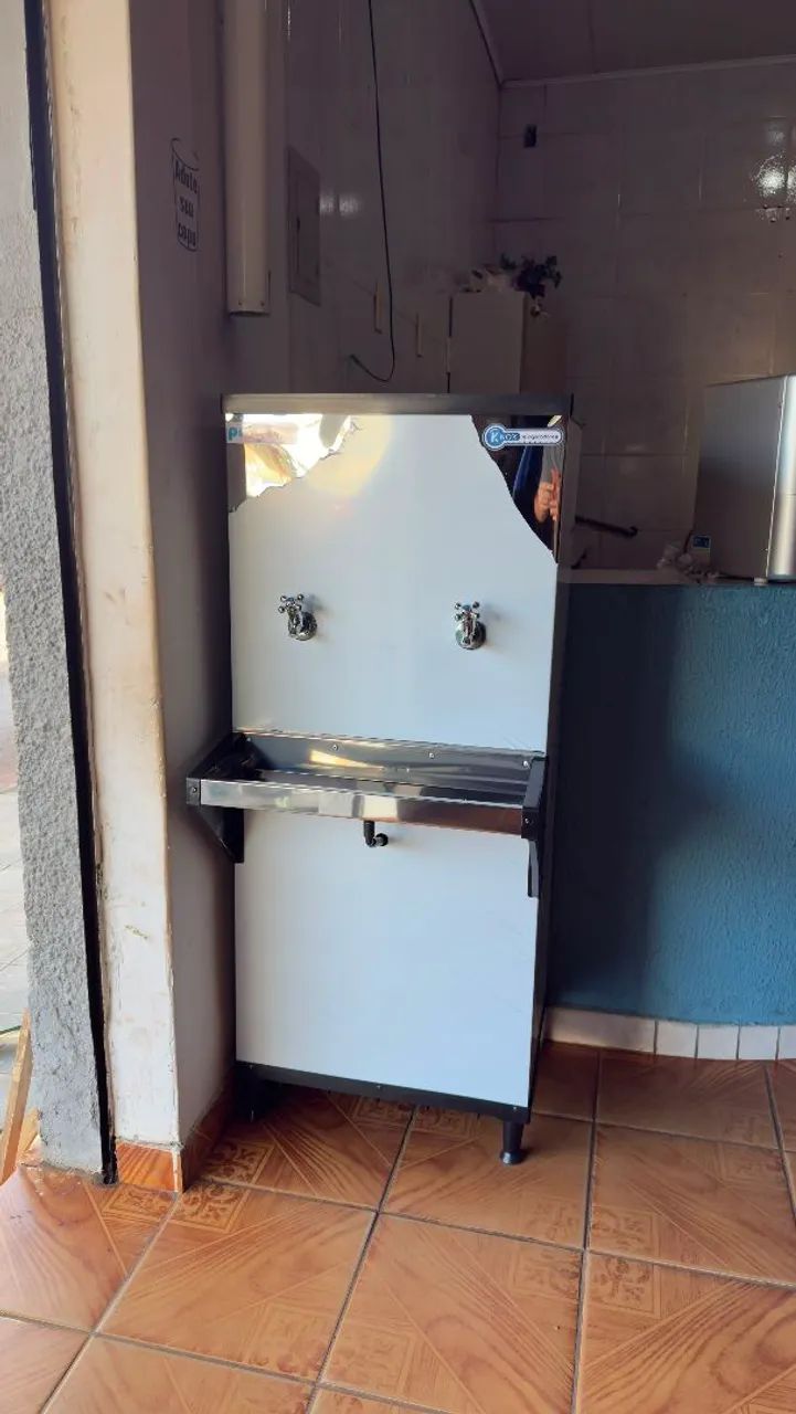 Bebedouro Industrial - 25 a 200 Litros Inox e Preto de Coluna  - Foto 2