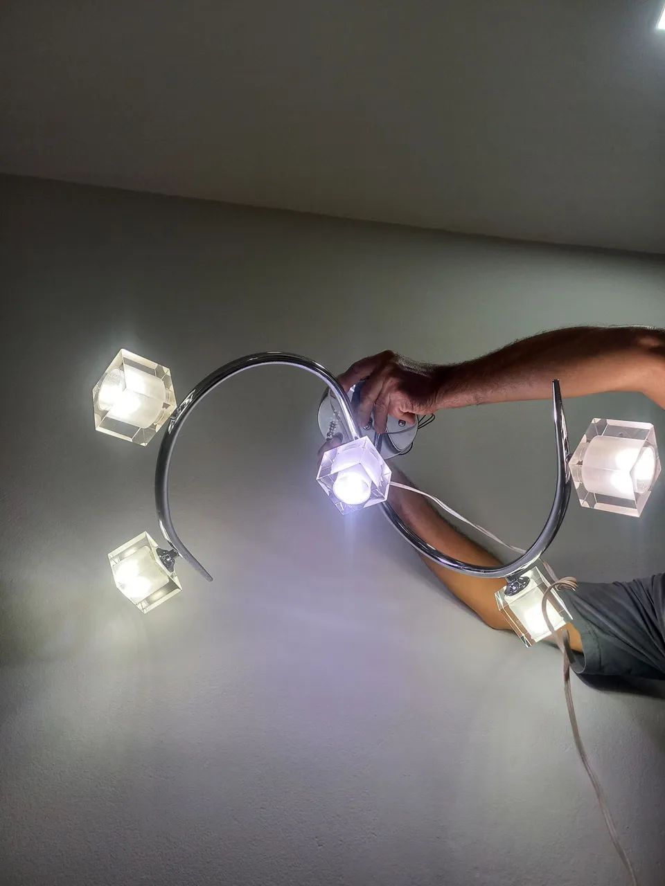 Lustre   cromado com 5 lanças de lede - Foto 2