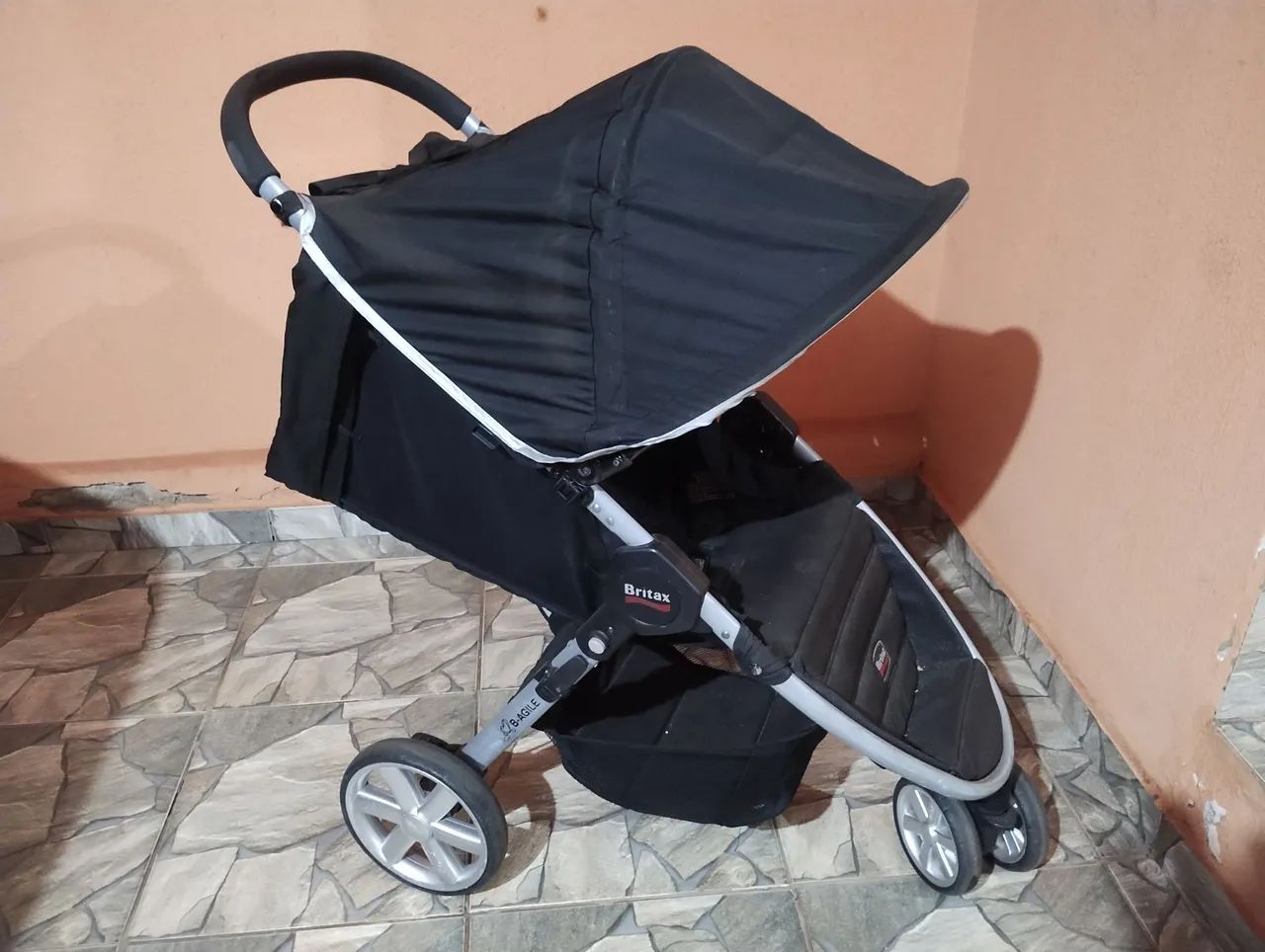 Carrinho de bebê conservado. - Foto 2