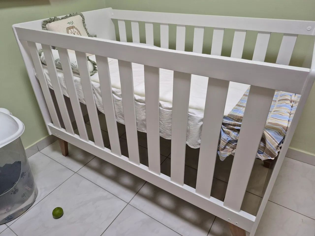 Berço de bebê com colchão 