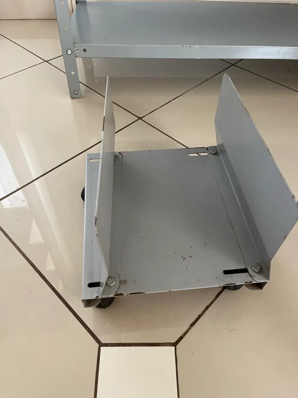 2 Suportes para CPU com rodinhas  - Foto 2