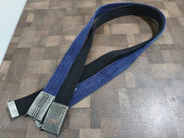 Kit 2 cintos para calça da marca Coca Cola em tecido e metal - Foto 4
