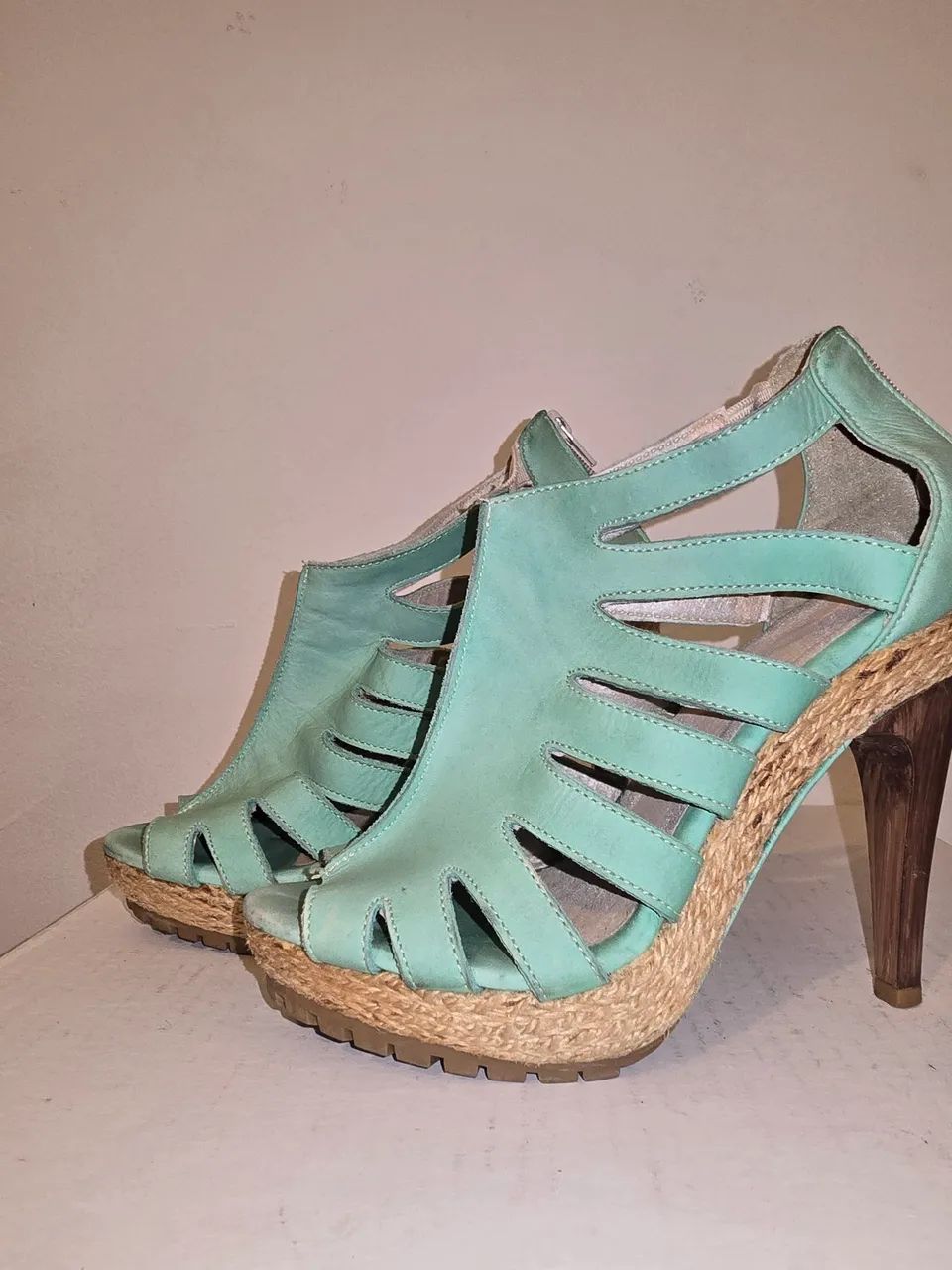 SANDALIA  EM COURO VERDE. SCHUTZ  - Foto 4
