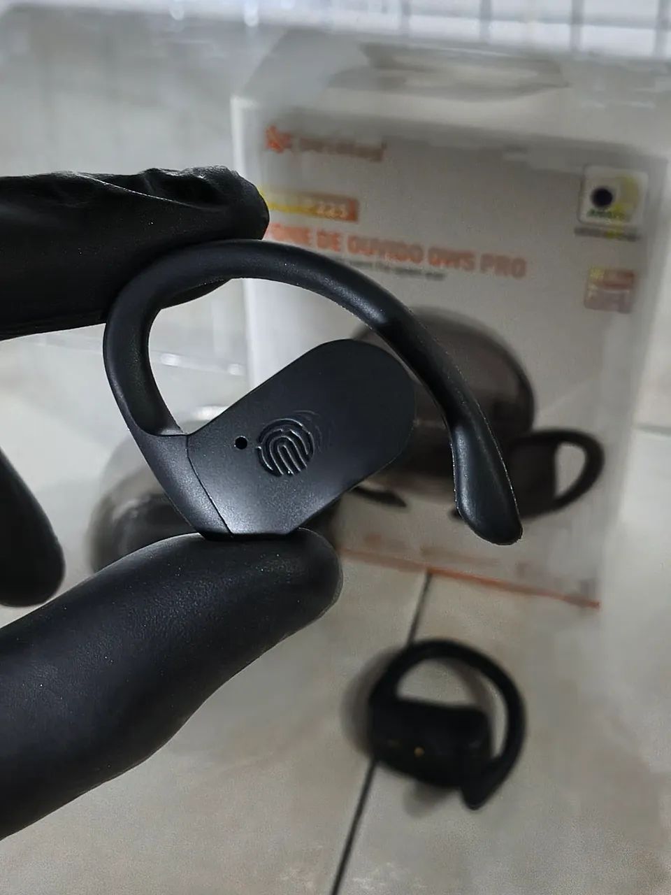 FONE TWS COM ALÇA PARA ORELHA BLUETOOTH 5.4 - Foto 2