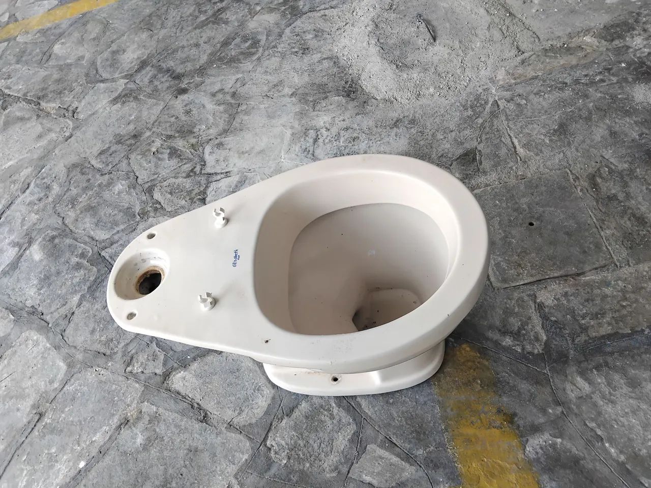 Vendo Vaso sanitário  tipo acoplado,o mesmo não tem caixa. 