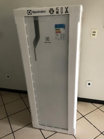 Geladeira electrolux 240l nova