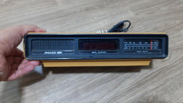 Rádio relógio antigo