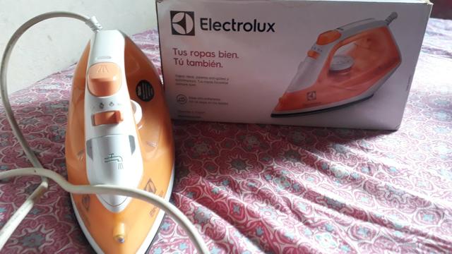 Ferro de passar roupa eletrolux seminovo e sem defeito algum aceito cartão