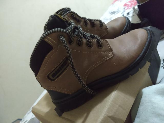 Vendo sapato tipo botinha valor 50 número 24 infantil