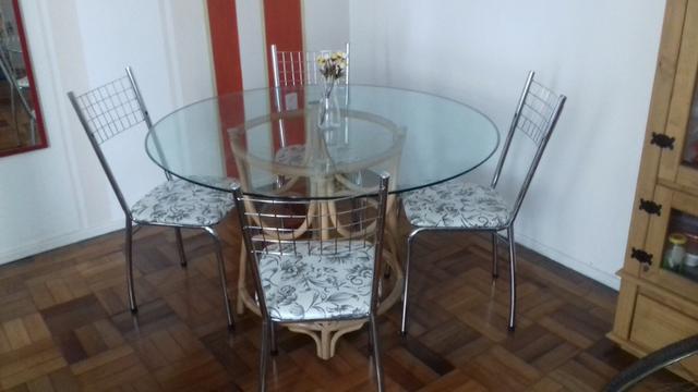 Conjunto mesa de vidro e cadeiras