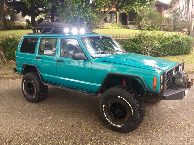 Cherokee pronta para trilhas