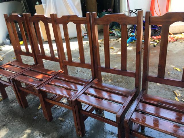 Conjunto de mesa com 6 cadeiras de madeira - Foto 2