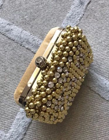 bolsa de festa bordada com perolas douradas e cristais