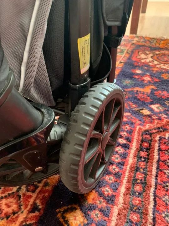 Carrinho de bebê + bebê conforto 
