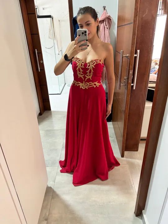 Vestido de Festa Vermelho com Detalhes Dourados - Foto 2