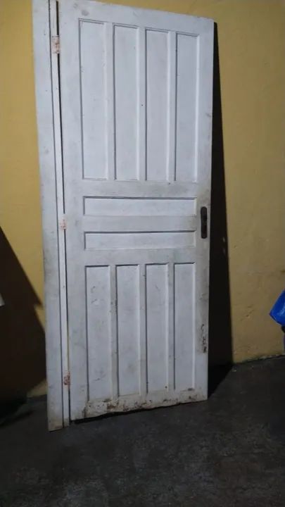 Porta de madeira branca usada