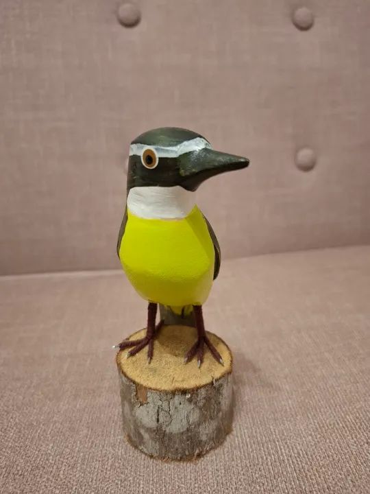 Adorno decorativo artesanal esculpido em madeira pássaro bem-te-vi comprado em Bichinho MG - Foto 5