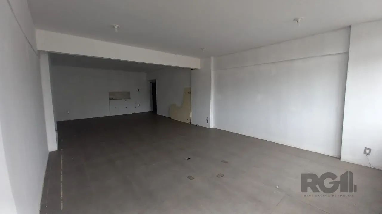 Coliseu vende sala com ótima localização, em andar alto, piso porcelanato, banheiro, esper