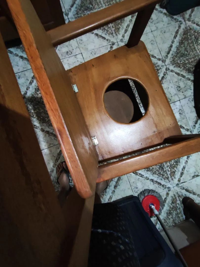 Vendendo cadeira com orifício - Sem uso. - Foto 5