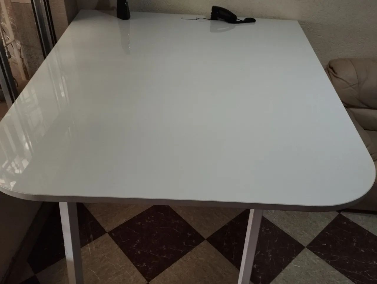 Mesa grande com estrutura alta em laca e formato personalizado fabricação Flexform.