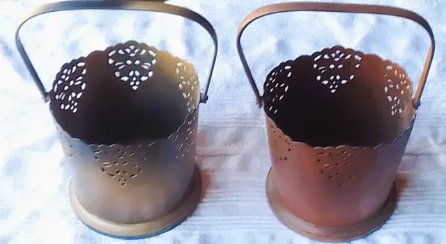 Par Floreiras Ferrro forget patinado ouro e cobre Alça móvel desenhos vazados *Descrição