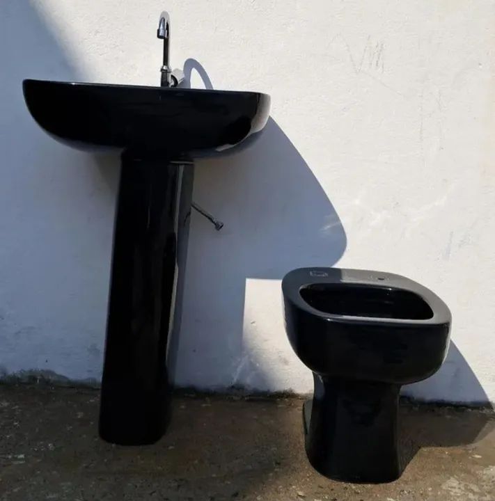 Conjunto de banheiro preto Celite - pia com coluna e vaso sanitário - Foto 2