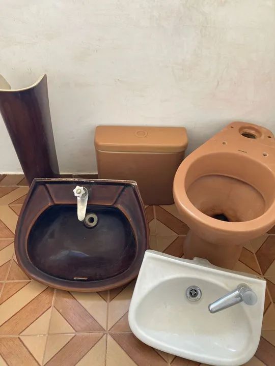 Cuba de banheiro em cerâmica com torneira de metal  - Foto 2