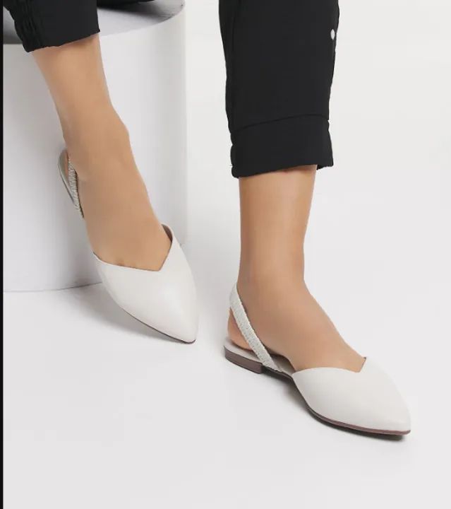 Sapatilha Mule Bico Fino e Elástico no Tornozelo Beira Rio Off White
